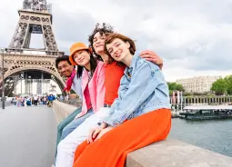 Auf Klassenfahrt mit HEROLÉ: Eine Gruppe Schülerinnen und Schüler vor dem Eiffelturm in Paris.