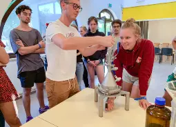 Schülergruppe untersucht Proben im Labor Auf Klassenfahrt mit HEROLÉ: Die entnommen Proben werden im Labor weiter untersucht und bestimmt.