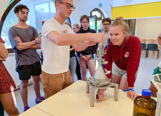 Auf Klassenfahrt mit HEROLÉ: Die entnommen Proben werden im Labor weiter untersucht und bestimmt.