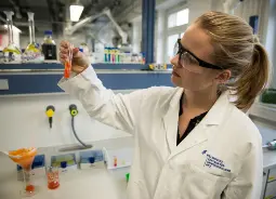 Schülerin experimentiert im Labor Auf Klassenfahrt mit HEROLÉ: Eine Schülerin experimentiert im Labor des UFZ in Leipzig.