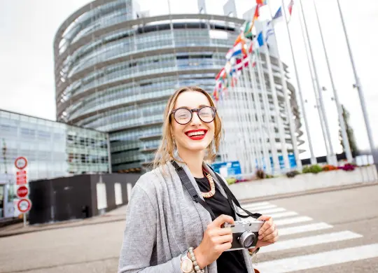 Auf Klassenfahrt mit HEROLÉ: Eine Schülerin vor dem EU-Parlament in Straßburg