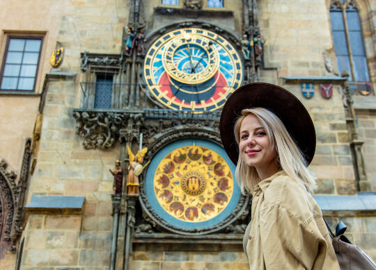 Auf Klassenfahrt mit HEROLÉ: Eine Schülerin vor der berühmten Rathausuhr in Prag