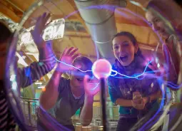 Auf Klassenfahrt mit HEROLÉ: Schülerinnen experimentieren im Universum in Bremen.