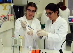 Schülerlabor LoLa in Lübeck - Ostsee Auf Klassenfahrt mit HEROLÉ: Schüler beim Experimentieren im Schülerlabor LoLa in Lübeck - Ostsee