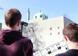 Schülerlabor Weltreligionen in Aachen Auf Klassenfahrt mit HEROLÉ: Schüler vor der Bilal-Moschee in Aachen