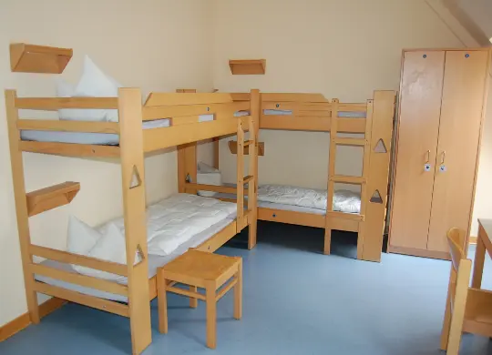 Schülerzimmer in der Jugendherberge Vor dem Burgtor in Lübeck Auf Klassenfahrt mit HEROLÉ: Schülerzimmer in der Jugendherberge Vor dem Burgtor in Lübeck