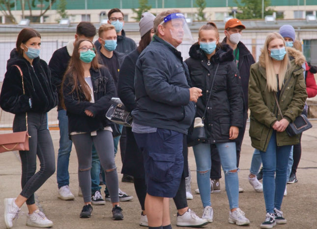 Schulgruppe bei einer Führung mit Maske Auf Klassenfahrt mit HEROLÉ: Dank umfassender Hygienemaßnahmen ist auch der Besuch von Gedenkstätten kein Problem
