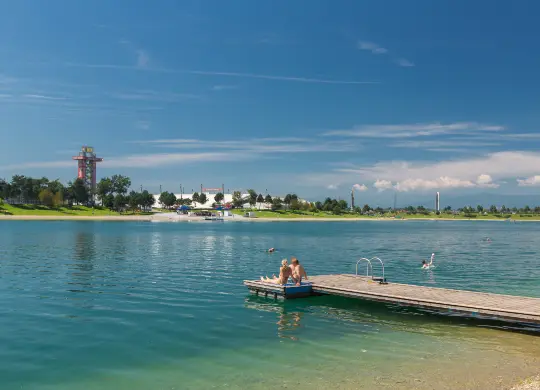 Auf Klassenfahrt mit HEROLÉ: Im Sommer lädt der Schwarzlsee nahe Graz zum Baden ein.
