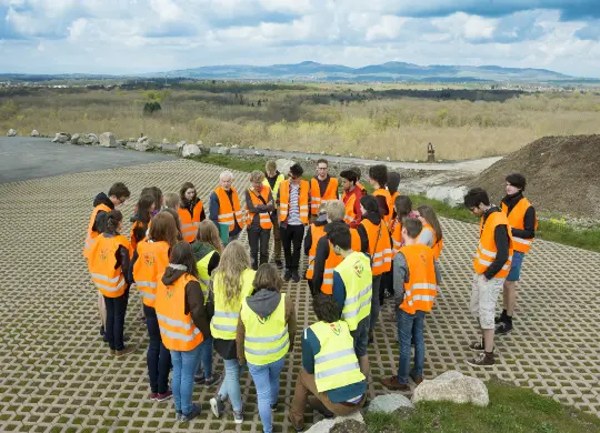 Auf Klassenfahrt mit HEROLÉ: Schüler beim Rundgang erneuerbare Energien im ländlichen Raum
