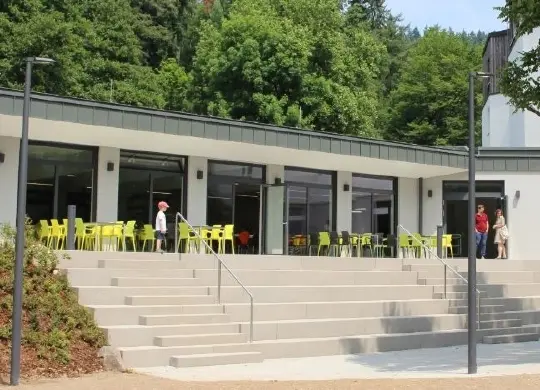Schwarzwald - JH Freiburg Auf Klassenfahrt mit HEROLÉ: Schwarzwald - Außenansicht JH Freiburg
