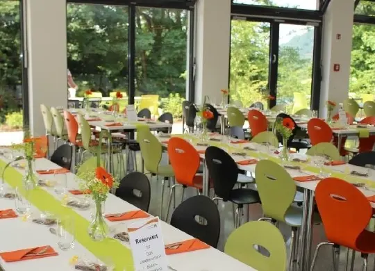 Schwarzwald - JH Freiburg Auf Klassenfahrt mit HEROLÉ: Schwarzwald - Speisesaal in der JH Freiburg