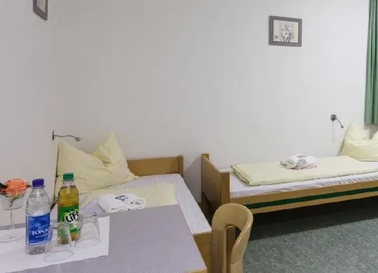 Schwarzwald - JH Freiburg Auf Klassenfahrt mit HEROLÉ: Schwarzwald - Zimmerbeispiel in der JH Freiburg