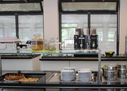 Schwarzwald - JH Freiburg Auf Klassenfahrt mit HEROLÉ: Schwarzwald - Buffetbereich der JH Freiburg