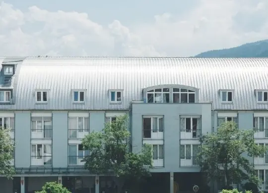 Schwarzwald - StayInn Freiburg Auf Klassenfahrt mit HEROLÉ: Schwarzwald - Außenansicht des StayInn Freiburgs