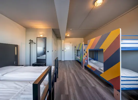 Sechsbettzimmer im a&o Hostel Dresden Auf Klassenfahrt mit HEROLÉ: Sechsbettzimmer im a&o Hostel Dresden