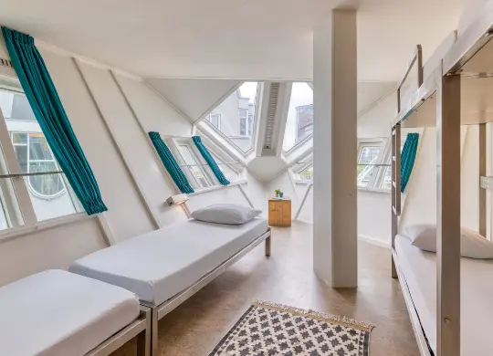 Sechsbettzimmer im Stayokay Hostel Rotterdam Auf Klassenfahrt mit HEROLÉ: Sechsbettzimmer im Stayokay Hostel Rotterdam