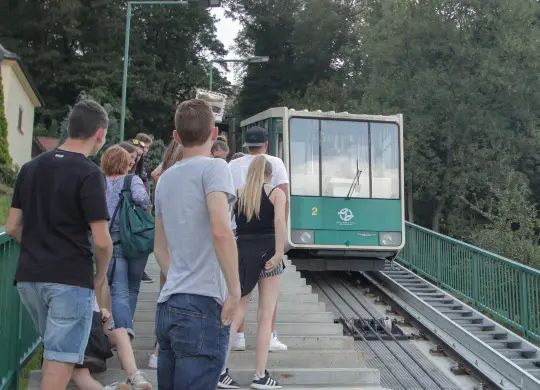 Auf Klassenfahrt mit HEROLÉ: Schüler warten in Prag auf die Seilbahn um auf den Petrin-Hügel zu fahren