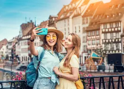 Selfie in Straßburg Auf Klassenfahrt mit HEROLÉ: Schülerinnen machen ein Selfie vor Fachwerkhäusern in Straßburg