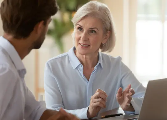 Auf Klassenfahrt mit HEROL&Eacute;: sich besprechende Menschen an einem Tisch