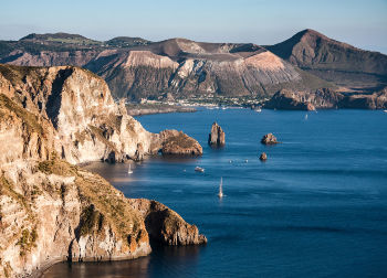 Blick auf den Strand von Lipari und die Faraglioni-Felsen auf Sizilien Auf Klassenfahrt mit HEROLÉ: Blick auf den Strand von Lipari und die Faraglioni-Felsen auf Sizilien