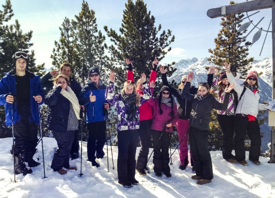 Ski Klassenfahrten - Schülergruppe Ski Klassenfahrten - Schülergruppe im Schnee mit Skiern