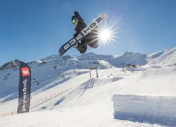 Snowboarder im Golden Roofpark im Skigebiet Axamer-Lizum Auf Klassenfahrt mit HEROLÉ: Snowboarder im Golden Roofpark im Skigebiet Axamer-Lizum