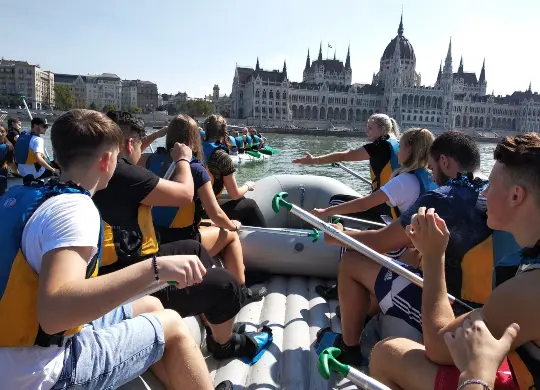Auf Klassenfahrt mit HEROLÉ: Schulklasse beim Softrafting auf der Donau vor dem Parlament in Budapest