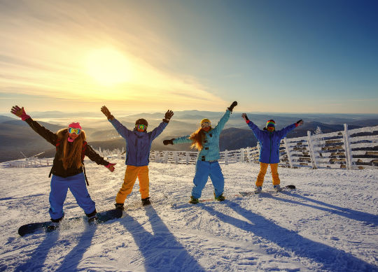 Sonnenuntergang im Skigebiet in Österreich Auf Klassenfahrt mit HEROLÉ: Sonnenuntergang im Skigebiet in Österreich