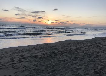 Sonnenuntergang an einem Strand in der Toskana Auf Klassenfahrt mit HEROLÉ: Sonnenuntergang an einem Strand in der Toskana