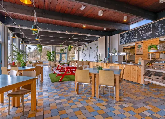 Auf Klassenfahrt mit HEROLÉ: Speiseraum des Stayokay Hostel Noordwijk an der Niederländischen Nordseeküste