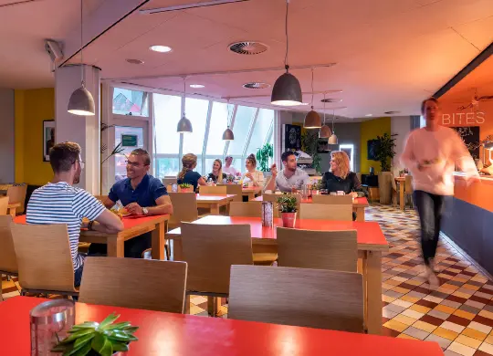 Speiseraum im Stayokay Hostel Rotterdam Auf Klassenfahrt mit HEROLÉ: Speiseraum im Stayokay Hostel Rotterdam