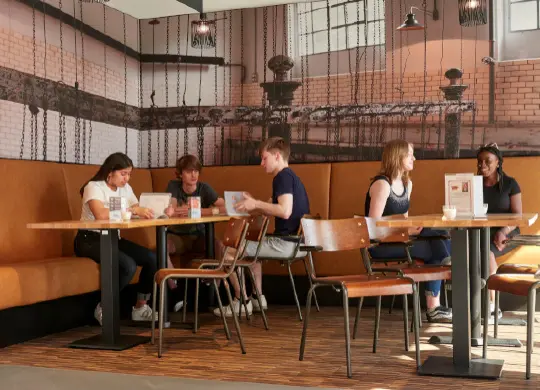Speiseraum in der Jugendherberge Esch sur Alzette in Luxemburg Auf Klassenfahrt mit HEROLÉ: Speiseraum in der Jugendherberge Esch sur Alzette in Luxemburg