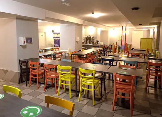 Auf Klassenfahrt mit HEROLÉ: Speisesaal im a&o Hostel Berlin Friedrichshain