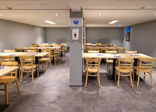 Auf Klassenfahrt mit HEROLÉ: Speisesaal im a&o Hostel München Hackerbrücke
