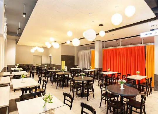Speisesaal im a&o Hostel Nürnberg Auf Klassenfahrt mit HEROLÉ: Speisesaal im a&o Hostel Nürnberg