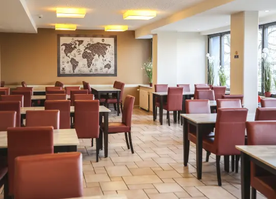 Auf Klassenfahrt mit HEROLÉ: Speisesaal im acama Hostel Kreuzberg in Berlin