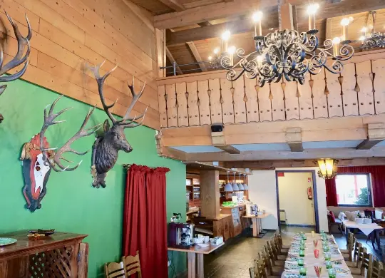 Auf Klassenfahrt mit HEROLÉ: Speisesaal im Hotel Josef in Hüttau - Salzburger Land