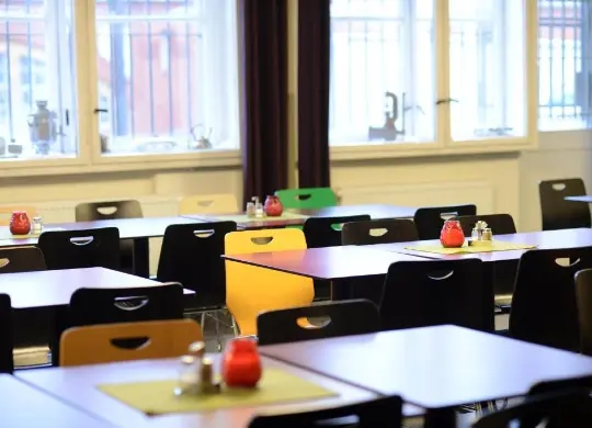 Auf Klassenfahrt mit HEROLÉ: Speisesaal im Industriepalast Hostel in Berlin