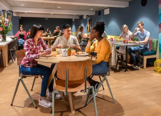 Auf Klassenfahrt mit HEROLÉ: Speisesaal im Stayokay Hostel Amsterdam Oost (Zeeburg)