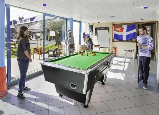 Auf Klassenfahrt mit HEROLÉ: Billard im Centre Patrick Varangot in der Bretagne