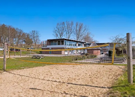 Auf Klassenfahrt mit HEROLÉ: Sportliche Betätigung im Stayokay Hostel Noordwijk an der Niederländischen Nordseeküste