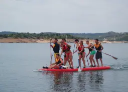Sportprogramm Madrid Auf Klassenfahrt mit HEROLÉ: Jugendliche beim SUP-Kurs in Madrid