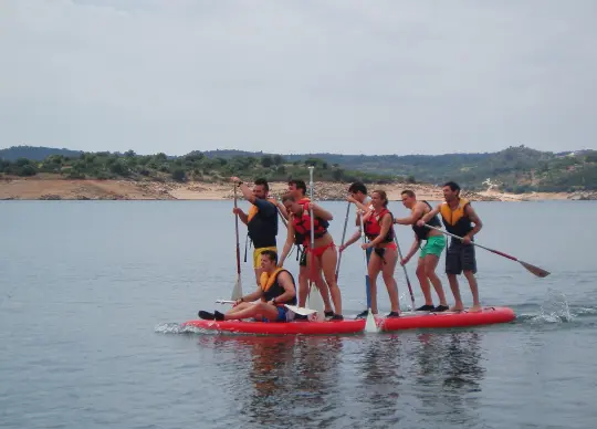 Sportprogramm Madrid Auf Klassenfahrt mit HEROLÉ: Jugendliche beim SUP-Kurs in Madrid