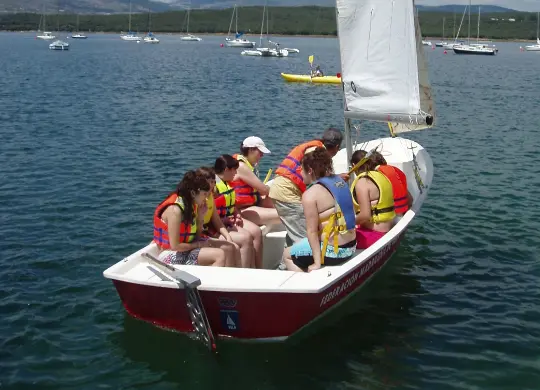 Auf Klassenfahrt mit HEROLÉ: Jugendliche beim Segeln in Madrid