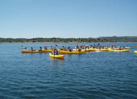 Auf Klassenfahrt mit HEROLÉ: Jugendliche beim Kajakfahren in Madrid