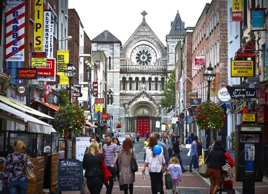 Auf Klassenfahrt mit HEROLÉ: Blick auf die Dawson Street mit St. Ann's Church in Dublin