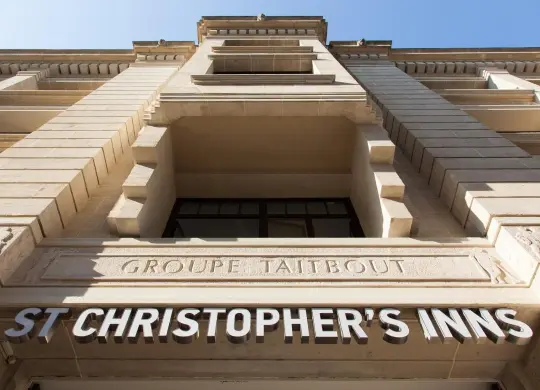 Auf Klassenfahrt mit HEROLÉ: Eingang zum St. Christophers Inn Gare du Nord Paris