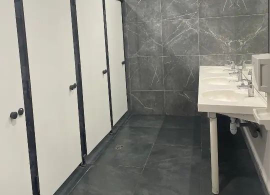 Auf Klassenfahrt mit HEROLÉ: Gemeinschaftsbäder im St. Christophers Inn Gare du Nord Paris