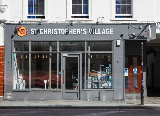 Auf Klassenfahrt mit HEROLÉ: Eingang des St. Christophers Inn The Village in London.