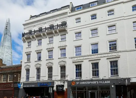 Auf Klassenfahrt mit HEROLÉ: Außenansicht des St. Christophers Inn The Village in London